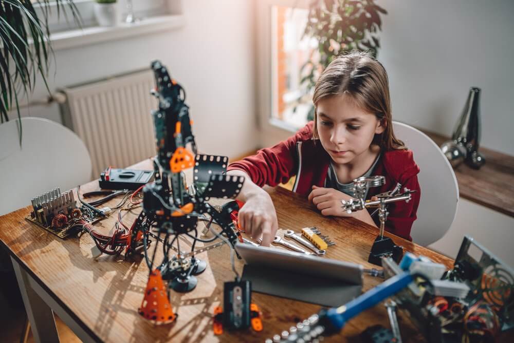 dítě vytváří robota v dětském pokoji