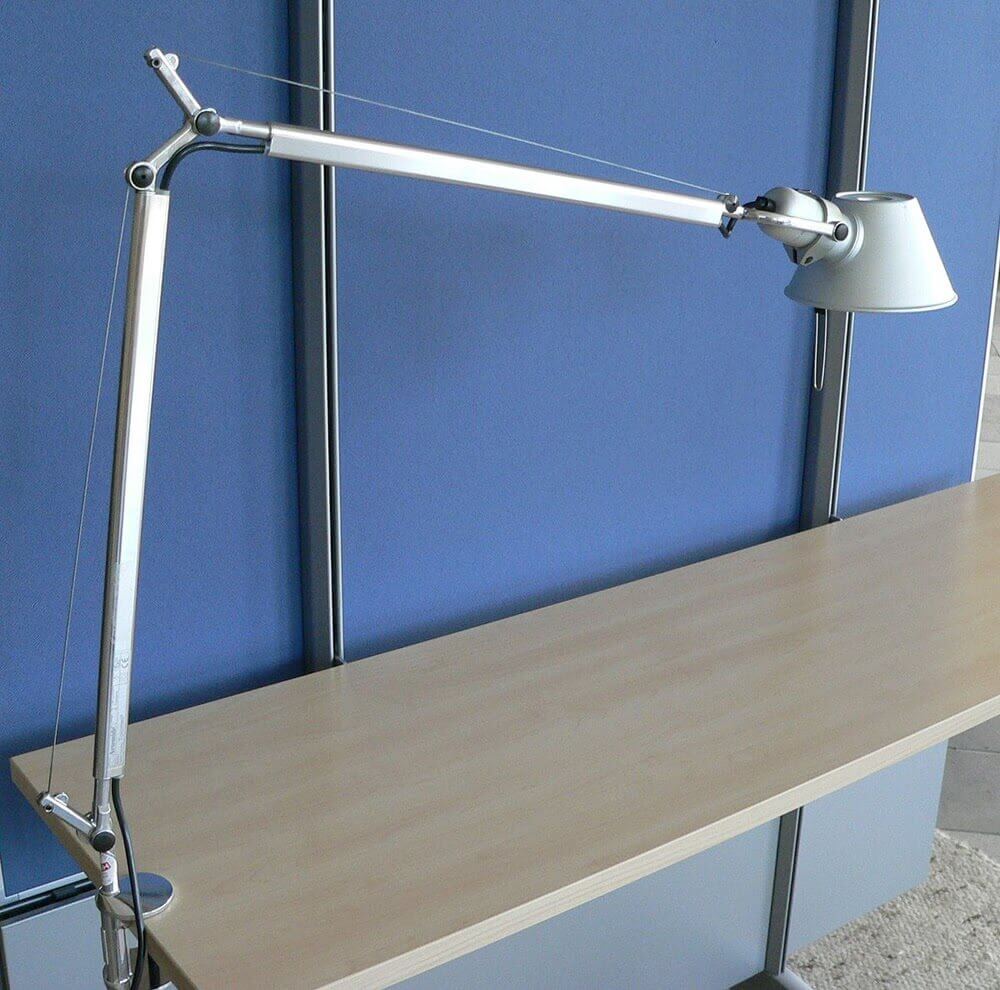 stolní lampa s dvěma rameny
